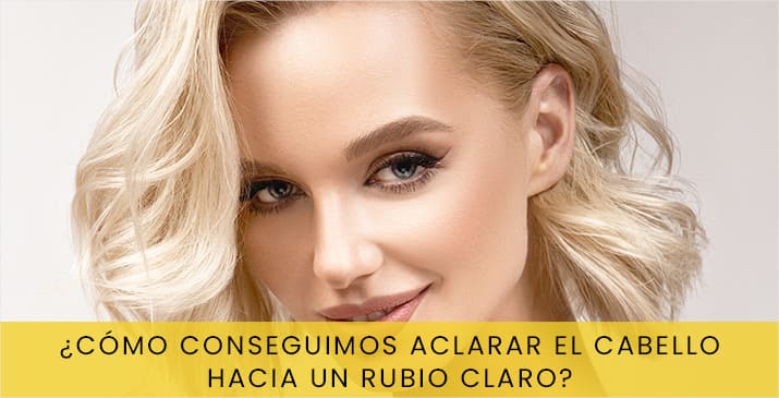 ¿Cómo aclarar el cabello a un rubio claro?